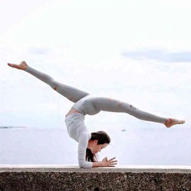 身材体型不美丽勤加练习这3式瑜伽,让你拥有气质美
