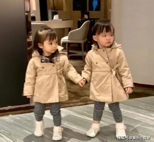 熊黛林首晒双女萌照升级辣妈后变得母爱满满
