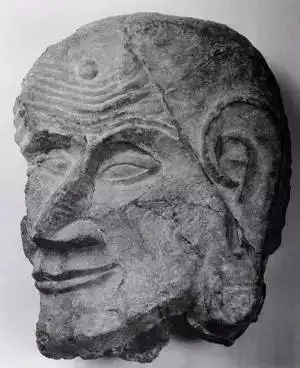 被新发现的龙门石窟大佛首
