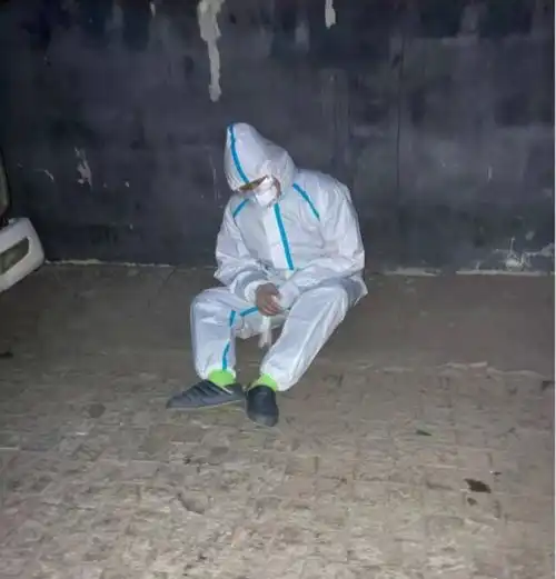 带病工作被拍到坐地打盹让人心疼
