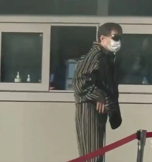 兔年春晚二次联排众星相成龙赵文卓惊喜现身,沈腾进门先买药
