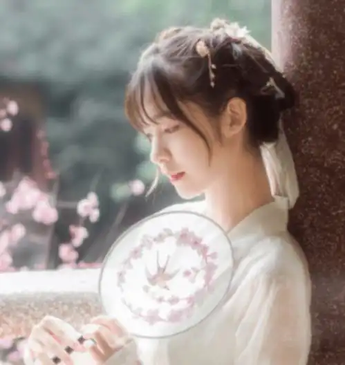 枫花红遍秋瑟瑟,秋月春风等闲度,莫辞更坐弹一曲
