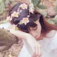头戴花环的女生背影头像
