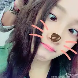 关晓彤假装街拍做斗鸡眼自称空虚寂寞冷
