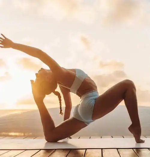 好看的女性瑜伽体式照
