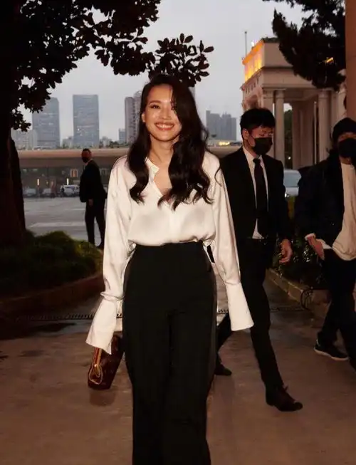 时尚大秀女星斗艳,舒淇性感慵懒美出巅峰,谭卓发际线怎么回事
