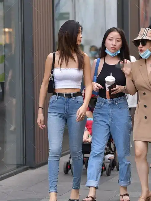 逛街的瑜伽裤美女,让造型远离俗套感,霸气十足
