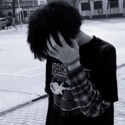 头像男生帅气孤独黑白暖不了一颗伤感的心
