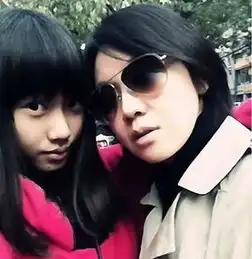 娱圈星二代私房家居照闫妮母女似姐妹组图

