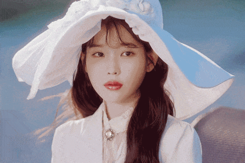 这5款魅力十足的长卷发发型,设计感满分,修颜减龄惹人爱
