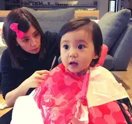 熊黛林晒大女儿萌照,网友却说姐姐比双胞胎妹妹好看十倍
