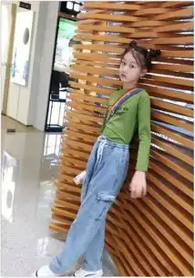 赵薇女儿长大了,12岁穿老爹裤腿修长,哪吒头真好看
