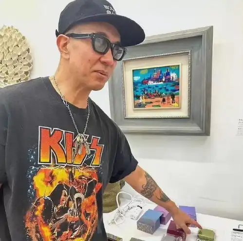 大s老公具俊晔现身李心洁画展,网友满屏老人味都要溢出来了
