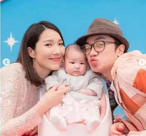 王祖蓝妻子李亚男晒带娃照,和孩子一起骑木马,女儿罕露面唱儿歌
