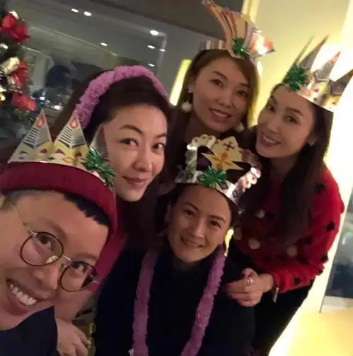 郭可盈晒圣诞节照片,熊黛林双胞胎女儿可爱抢镜
