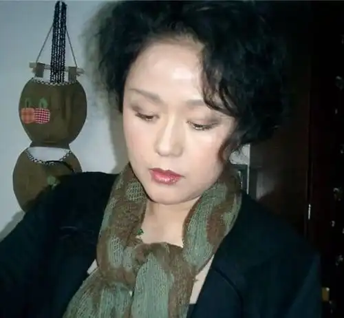 她是第一代潘金莲美的惊艳,乐嘉忍不住强吻,丈夫出轨如今66岁仍单身

