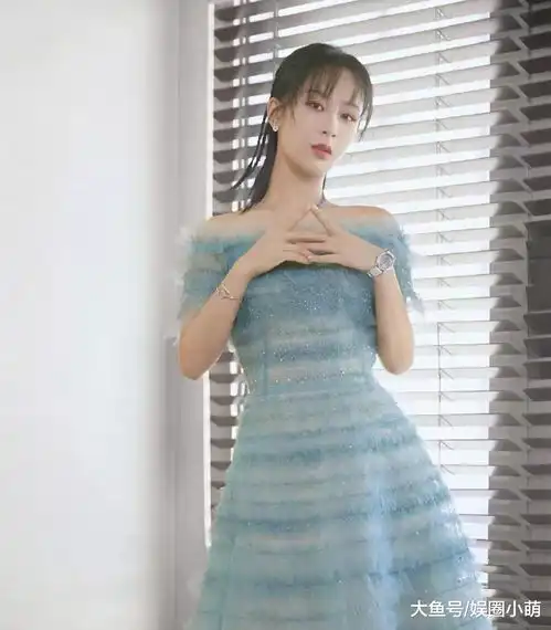 杨紫获尖叫女神有事缺席,李现主动上台帮她领奖,这笑容害羞又甜
