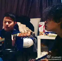 窦靖童和男性好友弹吉他泡面头似陈奕迅图
