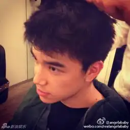 angelababy首晒与父母合照可爱三口搞怪玩对眼
