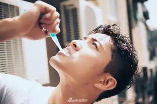 组图陈奕龙七夕展治愈系男友风荡漾少女心
