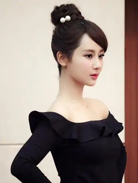 跨年晚会女明星们争奇斗艳,来看看杨紫和唐嫣的礼服,谁更胜一筹
