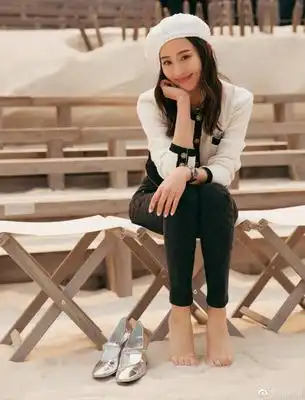 马甲线女王张钧甯时尚穿搭,全黑look打造运动风,帅气不乏优雅
