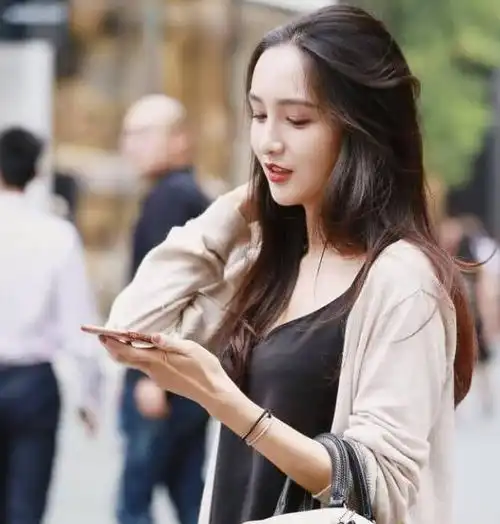 街拍时尚光彩照人的时尚小姐姐,身姿玲珑风情万种
