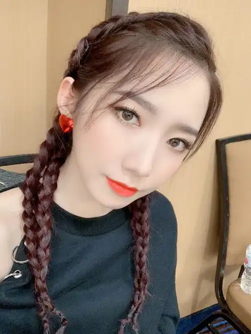 孟美岐的时尚魅力撩人于无形,个性潮搭总能带给你不一样的感受
