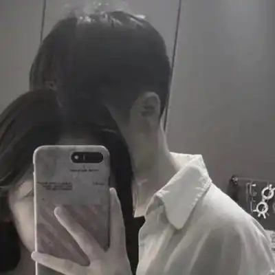 手机遮脸情侣头像一对在不懂爱的年纪遇见了你
