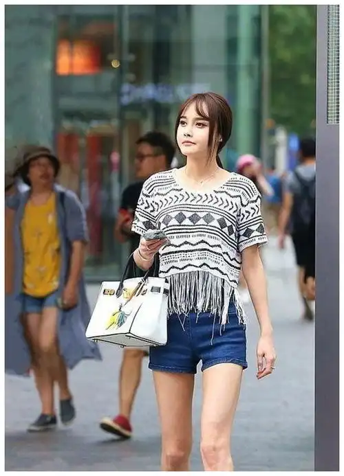 美女风情万种,穿改良的短款旗袍裙,时髦中透着性感
