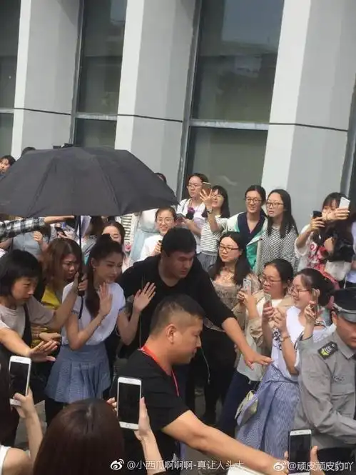 关晓彤录制节目妈妈陪同众粉丝围观感慨真人好瘦
