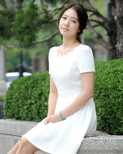 朴信惠发型图片清新可爱,显示出淑女气质
