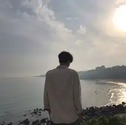 头像再孤独也别随意托付感情
