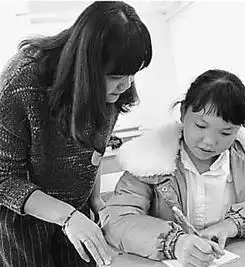 浙江电话亭女孩找到地方做作业谢绝金钱资助
