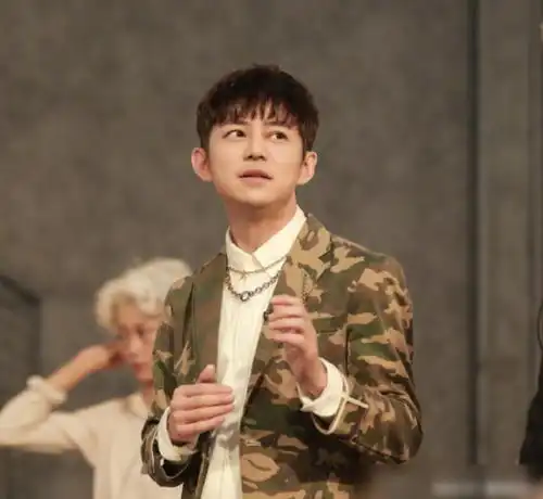 何炅和男子牵手照曝光,街头与鲜肉男上演摸脸杀太甜蜜,二人关系如何很显然
