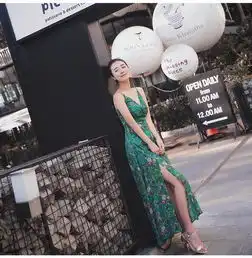 风情万种道不尽夏日吊带裙穿搭
