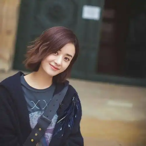 网友偶遇赵丽颖,街头拍戏引路人围观
