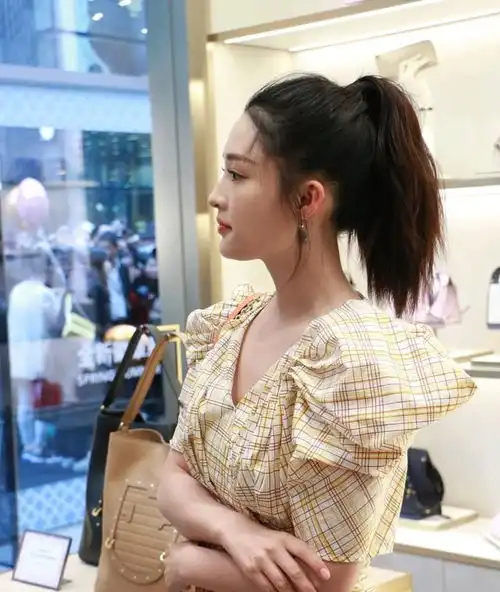 李沁身穿连体短裤出席活动,身材也很能打,是女星中隐藏的腿精啊
