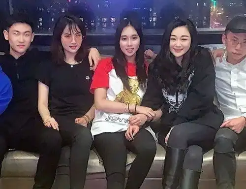 母亲戴着2亿的祖母绿,妹妹13岁就开劳斯莱斯,他却只开台比亚迪
