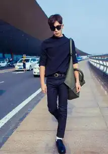 当红小生井柏然新家首曝光,室内装修简约大气
