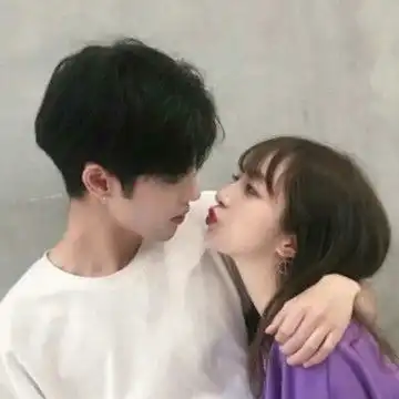 一对两张接吻情侣头像
