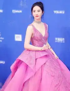 同一件衣服,亚洲人穿和欧美人穿有多大区别天仙刘亦菲该尴尬了
