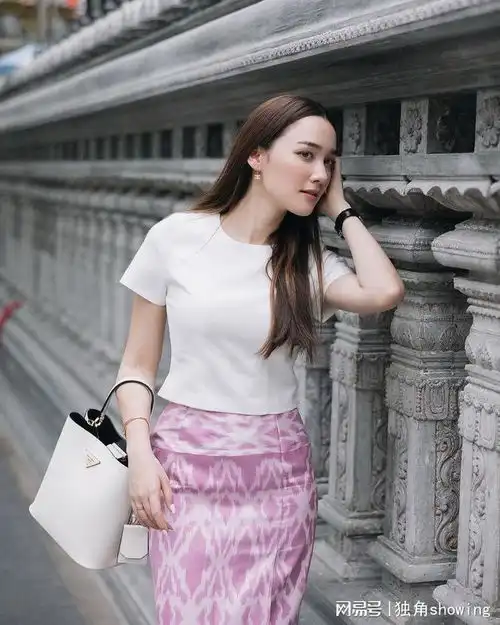 这样搭配竟然这么美白色短袖粉红印花裙子秒变时髦女神
