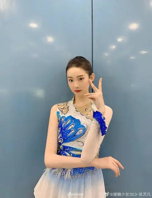 张艺凡表演艺术体操姿态轻盈仙气十足
