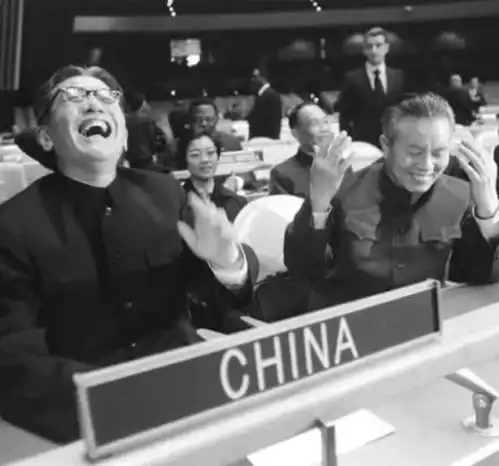 83年乔冠华去世,中央发40字讣告,章含之悲痛我没力气活下去了
