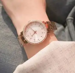 时尚又亲民的手腕上的时装
