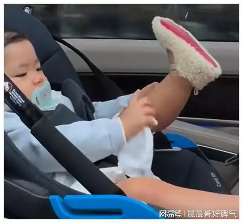 程晓玥女儿周岁宴,小姑娘手抓算盘女承母业亲妈承诺将事业做大
