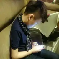 一个白痴和一个傻子
