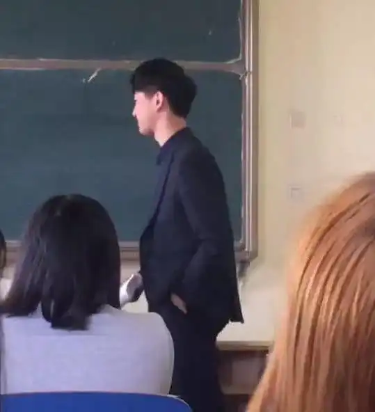 最帅男教师走红,每次上课都是满座,网友我为什么毕业这么早
