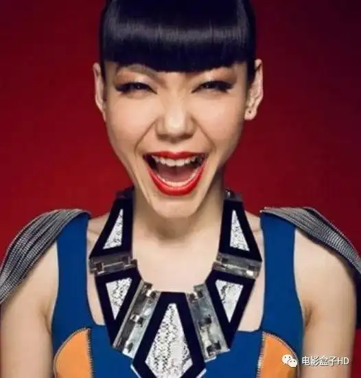 吴莫愁说自己曾是校花,大家以为说笑话,扒出大学素颜照是心动
